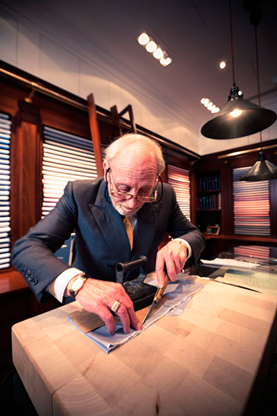 Раскрой ткани для bespoke рубашек бренда Hilditch & Key