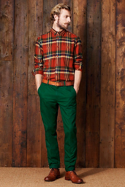 Рубашка с закатанными рукавами и чиносы